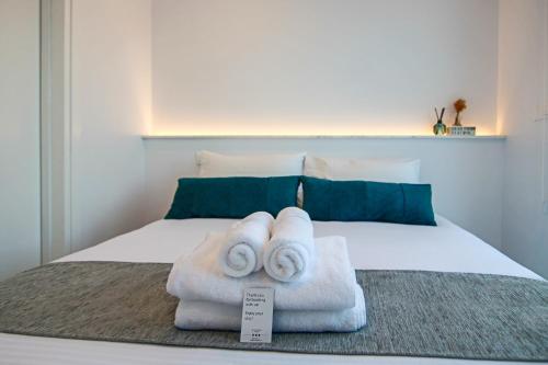pokój z łóżkiem z ręcznikami w obiekcie Phaedrus Living - Seaside Deluxe Flat Harbour 107 w Pafos