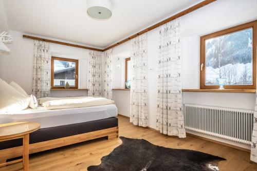 A bed or beds in a room at Haus Standlgut Rauris
