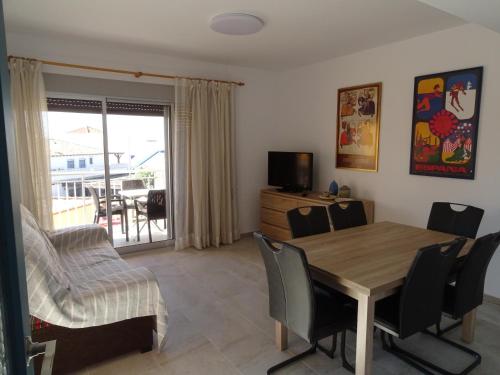 APARTAMENTOS EL SOL a 20 metros del mar.