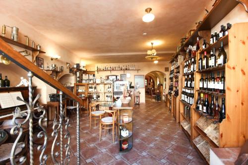 una tienda de vinos con un montón de botellas de vino en (Ne)vinná kavárna, en Mikulov