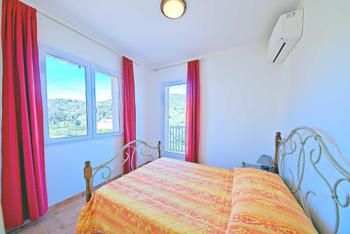 A bed or beds in a room at Orasi, Sartene, gîte dans villa climatisée tout confort