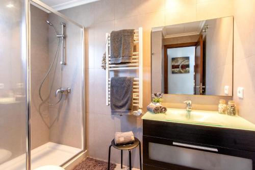 een badkamer met een wastafel, een douche en een bad bij Apartamento Castello Playa in Can Picafort
