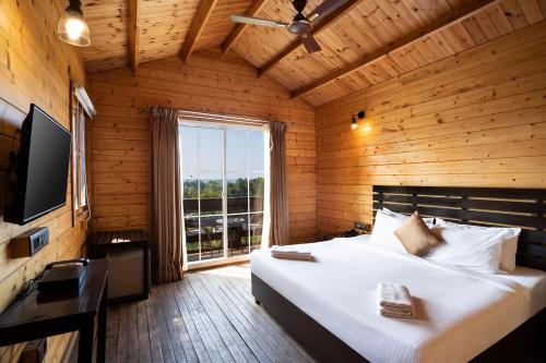 Giường trong phòng chung tại Stone Wood Resort, Mandrem