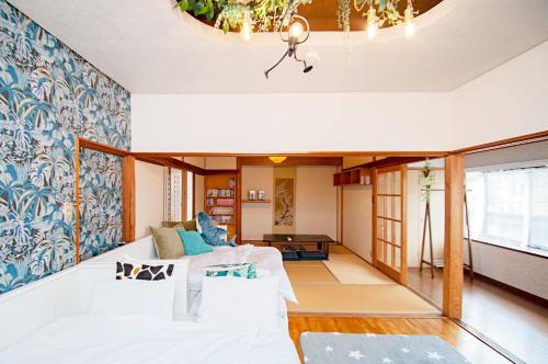 sala de estar con sofá y mesa en KASUMI-an Hakuzan - Vacation STAY 75321v en Kumamoto