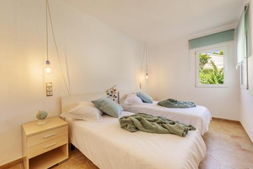 1 Schlafzimmer mit 2 Betten und einem Fenster in der Unterkunft Villa Calma in Can Picafort