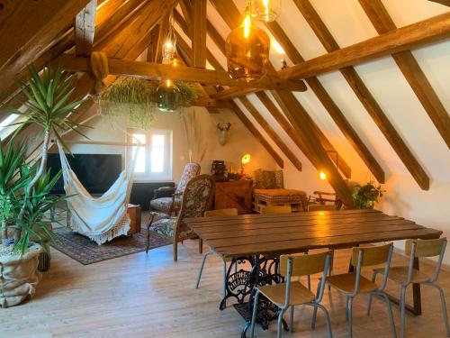 a living room with a wooden table and chairs at Gîte de charme à la campagne, proche de Strasbourg in Fessenheim-le-Bas