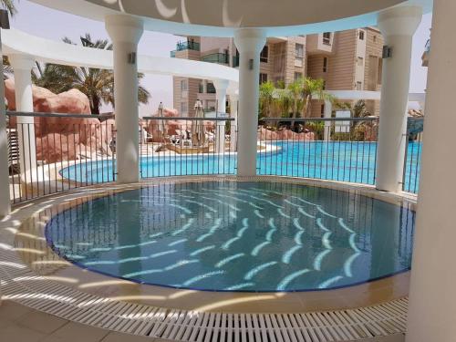 בריכת השחייה שנמצאת ב-3BR Golf Residence Red Sea Eilat או באזור