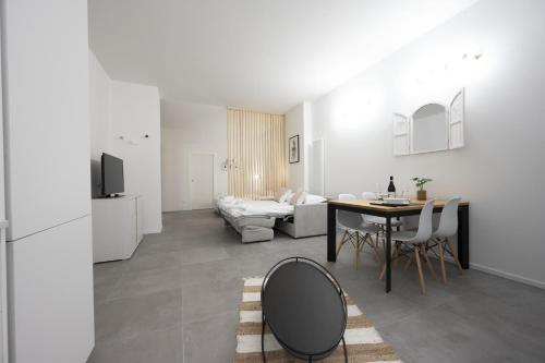 una sala de estar con una mesa y un sofá en GetTheKey Lenzi Suites, en Bolonia