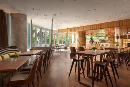 Um restaurante ou outro lugar para comer em The Silveri Hotel Hong Kong - MGallery Collection