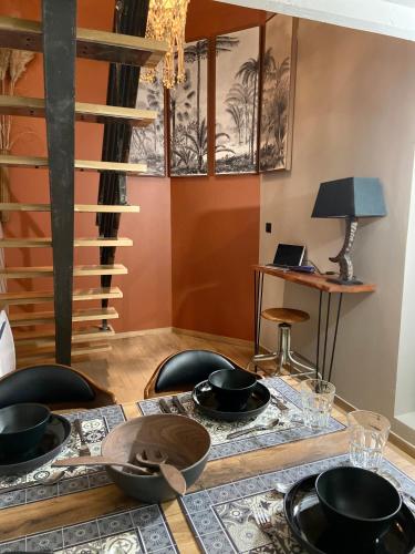 a dining room with black bowls on a table at LA TOUR YVELINE in Romans-sur-Isère