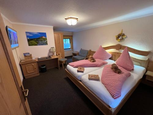 ein Hotelzimmer mit 2 Betten mit Teddybären darauf in der Unterkunft Hotel Sonnekalb in Naumburg