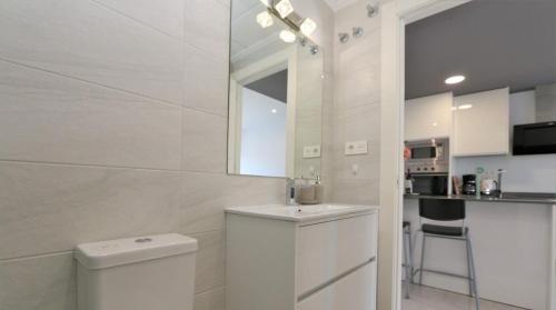 biała łazienka z umywalką i toaletą w obiekcie Luxe appartement met 2 badkamers / zee / zwembad w mieście Lo Pagán
