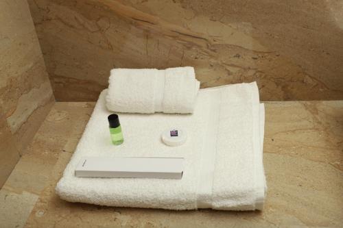 una toalla blanca sentada en un mostrador en el baño en Hotel Florence, en Nanded