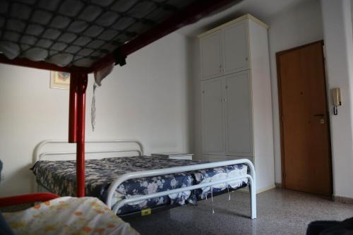 1 dormitorio con litera y armario en CENTRALISSIMO MINI APPARTAMENTO 2° PIANO, en Margherita di Savoia