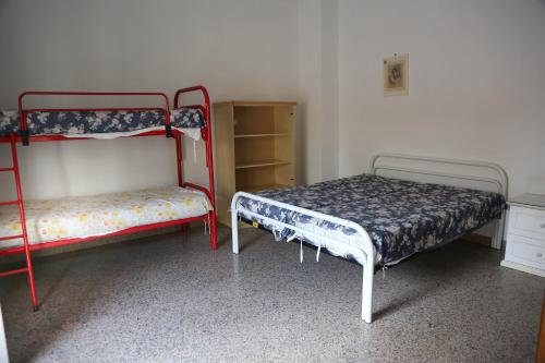 1 dormitorio con 2 literas y armario en CENTRALISSIMO MINI APPARTAMENTO 2° PIANO, en Margherita di Savoia