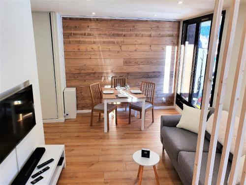 un salon avec une table et un canapé dans l'établissement Grand Studio Aiguille du Midi et vue Mont Blanc, à Chamonix-Mont-Blanc