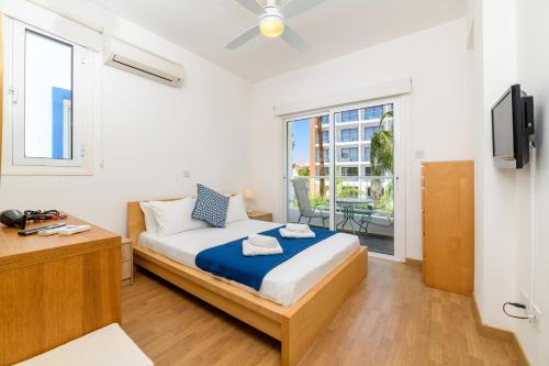 una camera da letto con un letto e una grande finestra di Villa Atlantis a Protaras