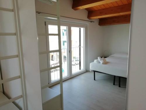 En eller flere senge i et værelse på Attico in centro a Marcelli