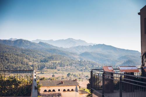 a view of a valley with mountains in the distance at Ca La Leonor, Ecoturisme Terra Alta in Bot