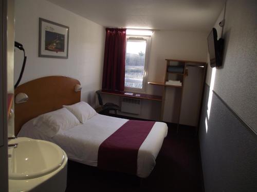 Habitación de hotel con cama y lavabo en Quick Palace Le Mans, en Saint-Saturnin