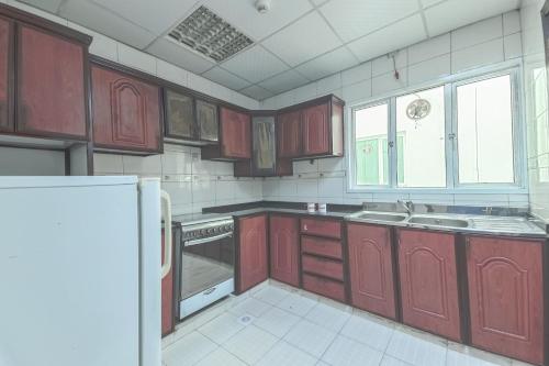 A kitchen or kitchenette at Super OYO 111 Al Thabit Hotel