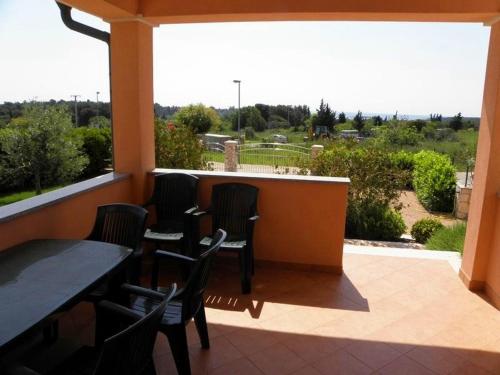 Zdjęcie z galerii obiektu Apartment in Premantura with terrace, air conditioning, WiFi, washing machine 3352-26 w mieście Premantura