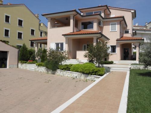 Zdjęcie z galerii obiektu Apartment in Premantura with terrace, air conditioning, WiFi, washing machine 3352-26 w mieście Premantura