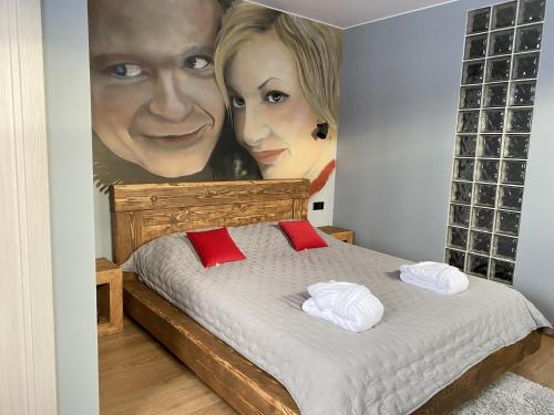 um quarto com uma pintura de um homem e uma mulher em Petrov Avenue Guest House em Pereslavl-Zalessky