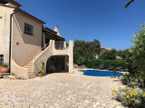 une maison avec une terrasse et une piscine dans l'établissement Pauline 3340 villa, aux Issambres