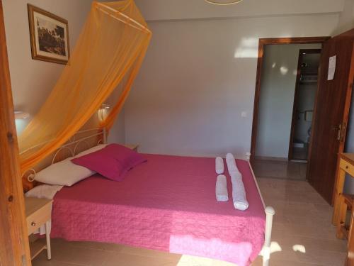 Ένα ή περισσότερα κρεβάτια σε δωμάτιο στο Feakes Apartments