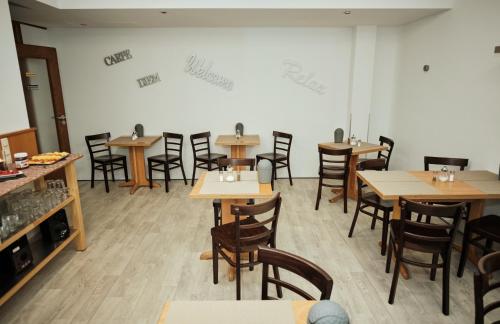 a dining room with wooden tables and chairs at Hotel am Schlosspark Essen in Essen