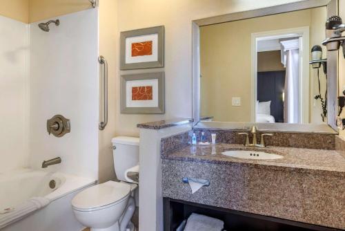 A bathroom at Comfort Inn & Suites Huntington Beach