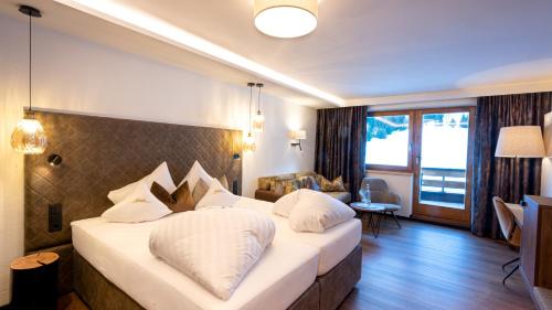 イシュグルにあるBelavita B&Bの白い大型ベッドが備わる客室です。