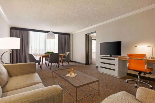 Wyndham Fort Smith City Centerにあるテレビまたはエンターテインメントセンター