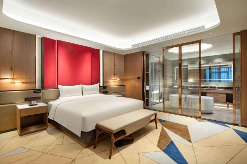 Un pat sau paturi într-o cameră la La Quinta by Wyndham Weifang South