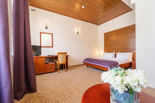 Un pat sau paturi într-o cameră la Dakkar Hotel