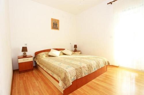 sypialnia z łóżkiem i drewnianą podłogą w obiekcie Apartment in Kali with sea view, balcony, air conditioning WiFi 4675-1 w mieście Kali