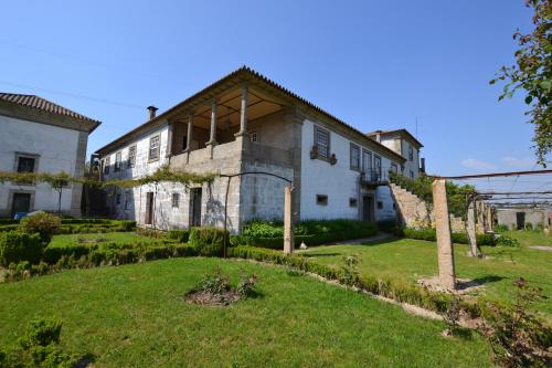 an old house with a yard in front of it at Casa do Ribeiro in Guimarães
