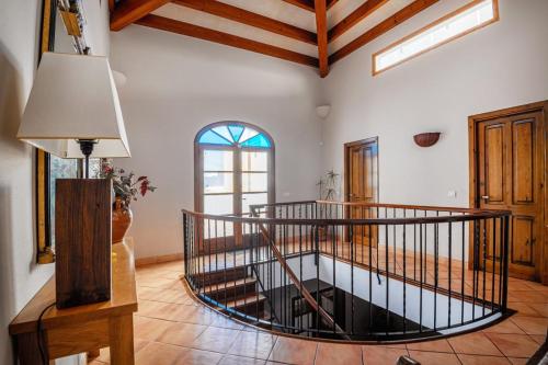 Habitación grande con escalera de caracol en una casa en Ses Àmfores, en Ciutadella