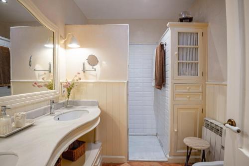 un baño con lavabo y ducha en Ses Àmfores, en Ciutadella