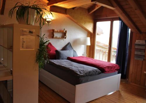 Ένα ή περισσότερα κρεβάτια σε δωμάτιο στο Moosmühle Allgäu