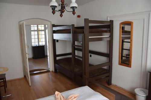 エゲルにあるHauser-Bodnár Házの二段ベッド2台と鏡が備わる客室です。