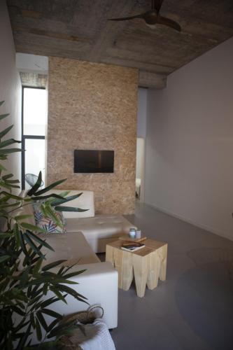 a living room with a couch and a table at Urban Sal Loft in Espargos