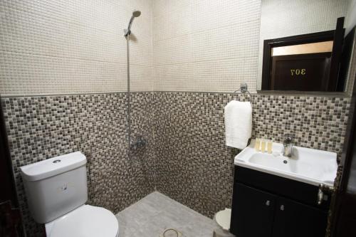 bagno con servizi igienici e lavandino di Darak hotel ad Aqaba