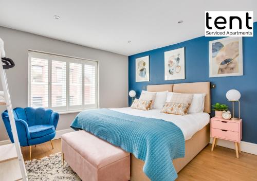 Ένα ή περισσότερα κρεβάτια σε δωμάτιο στο COZY 2 BED Apt, town centre, pkg, perfect for long stays