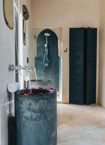 a bathroom with a tub with a shower and a sink at Ambre & Epices Jungle Hotel & Spa in Tulum