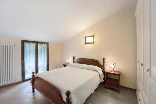 - une chambre avec un grand lit et une fenêtre dans l'établissement Messalina Agriturismo La Scuderia, à Molino Nuovo