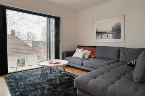 sala de estar con sofá y mesa en townhouse on Arlanda Stockholm metro line - easy checkin en Sollentuna