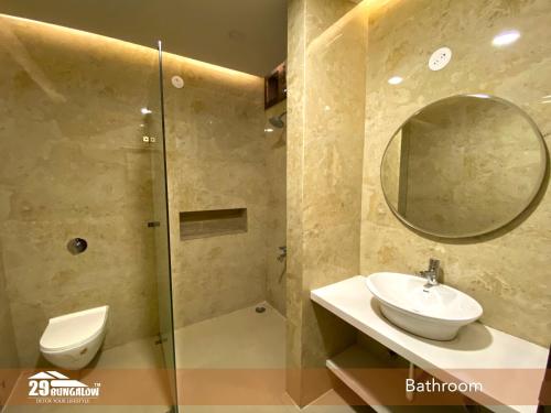 y baño con ducha, lavabo y espejo. en Villa Flamingo By 29bungalow, en Udaipur