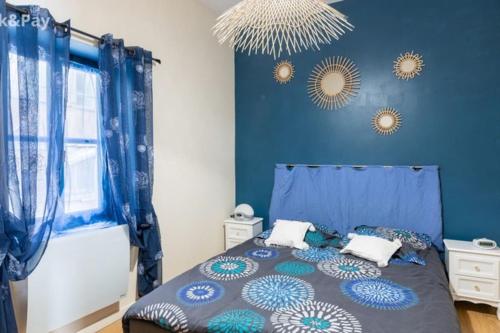- une chambre bleue avec un lit aux murs bleus dans l'établissement Cauquilha SPACIEUX APPARTEMENT BOURGEOIS EN CENTRE VILLE, à Béziers